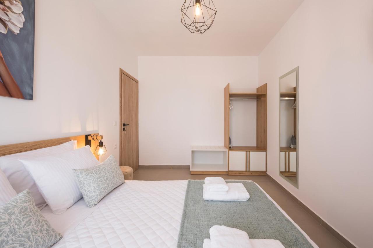 Indigo Blue Seaside Deluxe Apartments Kíssamos Esterno foto